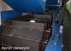 Apron conveyor.